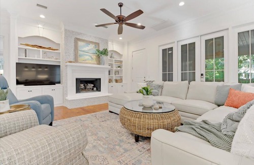 King City House | Comfort and Elegance at the Pier Village