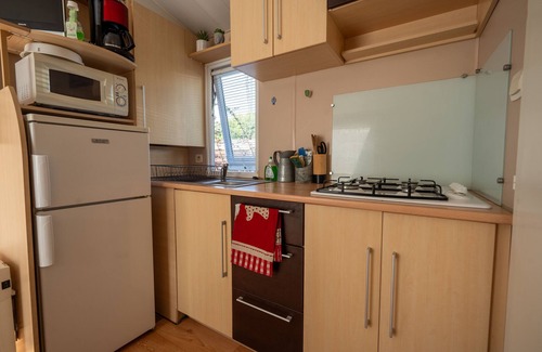 Les Mathes RV Rental | Comfort and Relaxation at Les Mathes: Mobilehome for 6 with Private Garden and Access to Tennis