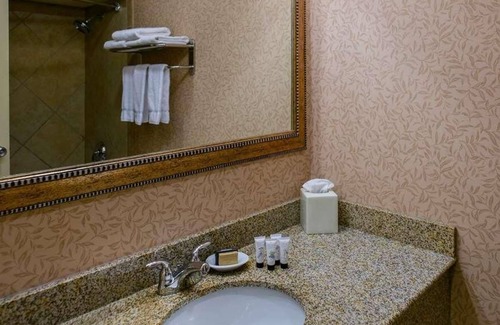 Tri-Cities House | Comfort and Relaxation! Contemporary Unit Close to Columbia Center Mall, w/ Pool
