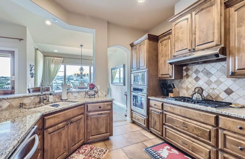 Lakeway Condo | Comfort and Serenity by the Lake w/Pool & Spa
