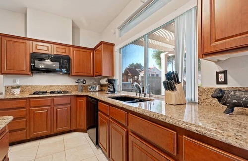 Green Valley North House | Comfort and Style - 5 BDR with heated pool, BBQ and games.