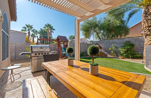 Green Valley North House | Comfort and Style - 5 BDR with heated pool, BBQ and games.