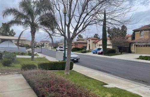 Vacaville House | Comfort and Style Full bed shared bathroom
