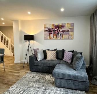 Selsdon and Ballards House | Comfort and Style !