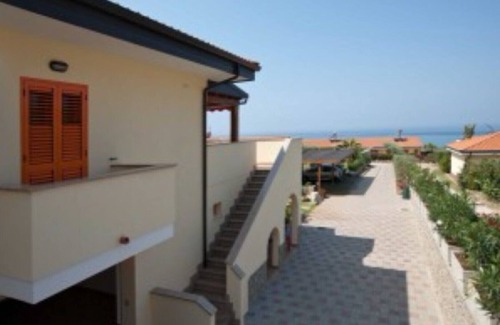 Santa Maria Apartment | Comfort Apartment with Oleander Garden - at Le Casette sul Mare