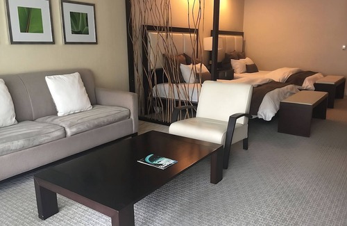 Ludlam Hotel | Comfort & Convenience! 4 Gorgeous Rooms + Balcony & Kitchen | Outdoor Pool