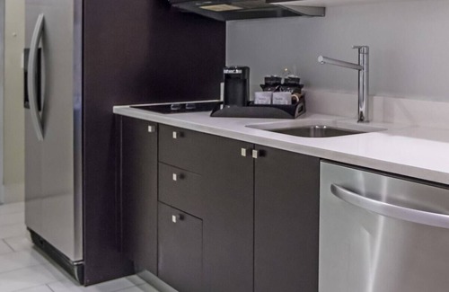 Ludlam Hotel | Comfort & Convenience! 4 Gorgeous Rooms + Balcony & Kitchen | Outdoor Pool