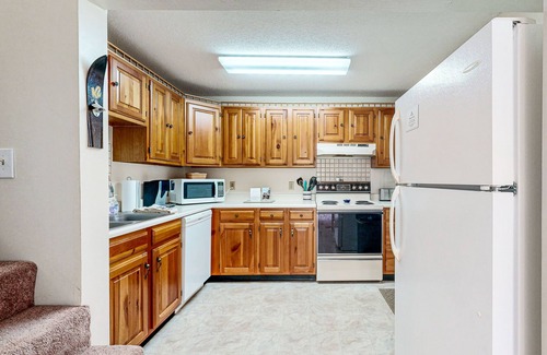 Bartlett Condo | Comfort, convenience & amenities: close to skiing, hiking & shopping
