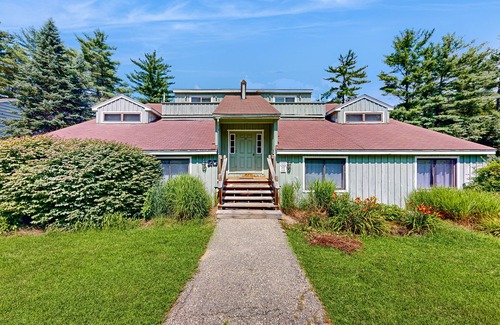 Bartlett Condo | Comfort, convenience & amenities: close to skiing, hiking & shopping