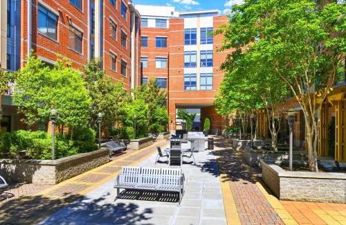Arlington Apartment | Comfort & Convenience in Trendy Crystal City Loft