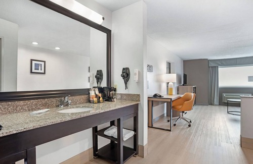 Long Beach Hotel | Comfort Inn & Suites Crystal Inn Sportsplex