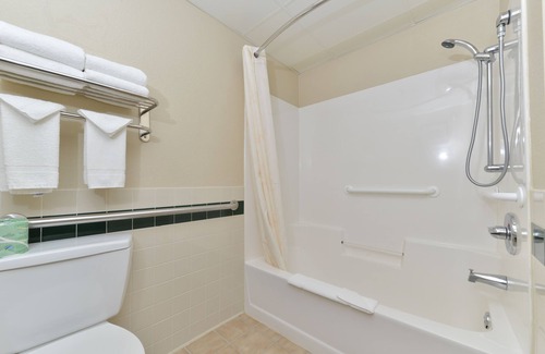 Jackson Hotel | Comfort Inn & Suites Jackson - West Bend
