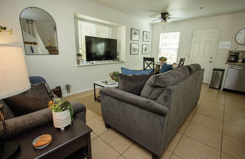 Three Rivers House | Comfort meets Tranquility Condo near the entrance to the Sequoias