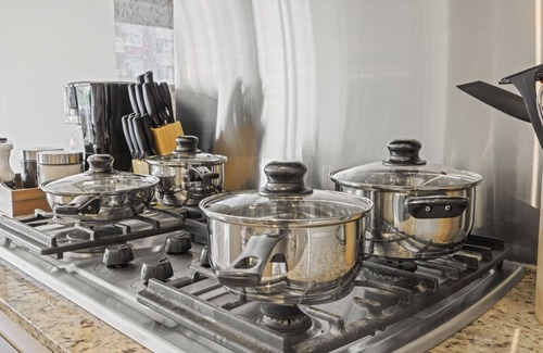 Southwest Edmonton Apartment | Comfort Oasis free Wifi Netflix Disney+ UGprkg