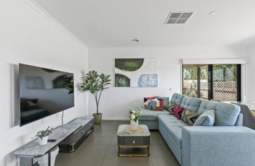 Officer House | Comfort Retreat VIC Officer 5BR WiFi Parking