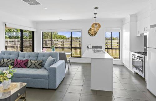 Officer House | Comfort Retreat VIC Officer 5BR WiFi Parking