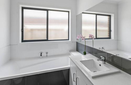 Officer House | Comfort Retreat VIC Officer 5BR WiFi Parking