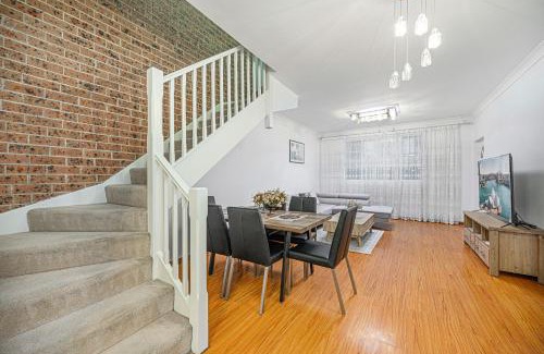 Bankstown House | Comfort Stay in Bankstown Free Parking