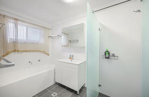 Bankstown House | Comfort Stay in Bankstown Free Parking