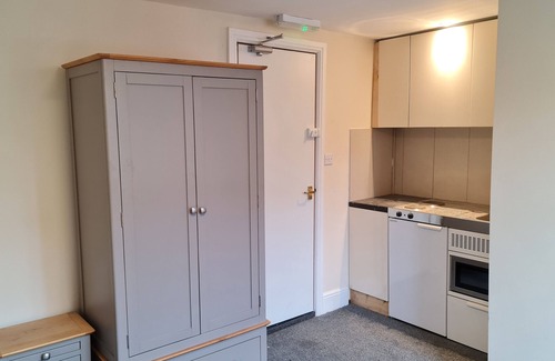 Ashford Apartment | comfort studio with private shower room