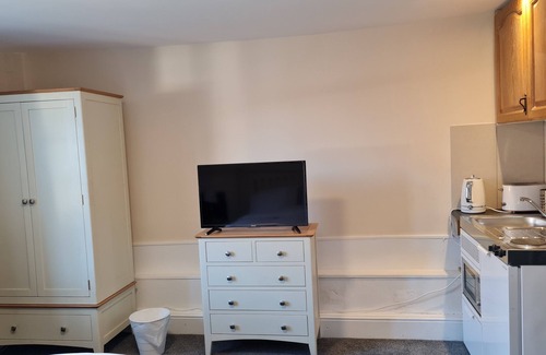 Ashford Apartment | comfort studio with private shower room