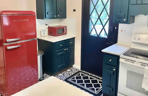 Rhinebeck House | Comfort & Style! 1 mile to town center w/ free bikes, huge backyard, no chores!