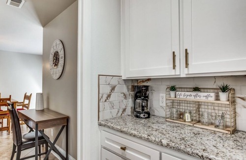 Fort Worth House | Comfort & Style -minutes from TCU, Dickies Arena&Historic Fort Worth Stockyards.
