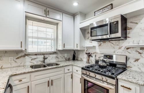 Fort Worth House | Comfort & Style -minutes from TCU, Dickies Arena&Historic Fort Worth Stockyards.