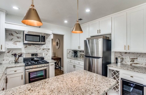 Fort Worth House | Comfort & Style -minutes from TCU, Dickies Arena&Historic Fort Worth Stockyards.