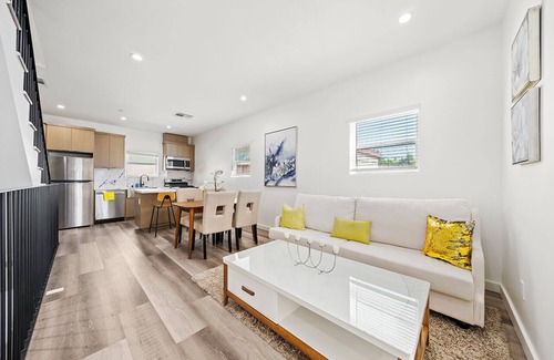 Rampart Village House | Comfort Suite Los Angeles
