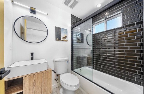 Rampart Village House | Comfort Suite Los Angeles
