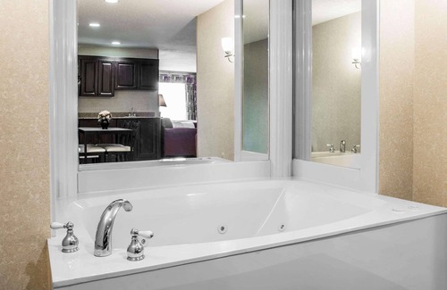 Canton Hotel | Comfort Suites Canton - Detroit