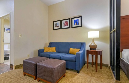 Fultondale Hotel | Comfort Suites Fultondale I-65 near I-22