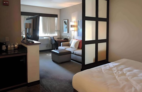 Colgate Hotel | Comfort Suites Milwaukee West