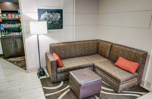 Coraopolis Hotel | Comfort Suites Pittsburgh Airport
