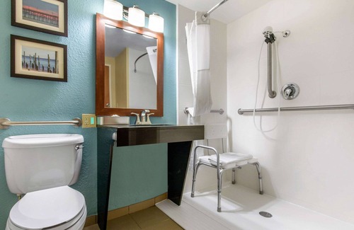Southport Hotel | Comfort Suites Southport - Oak Island