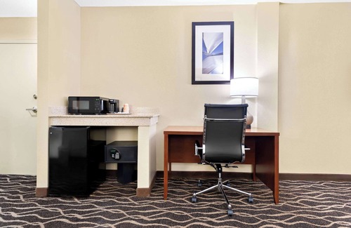 Bearss Plaza Hotel | Comfort Suites Tampa Airport North
