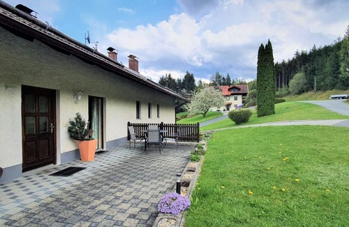 Arnbruck Apartment | Comfort vacation apartment (55 m²) for up to two people with sunbathing lawn and barbecue