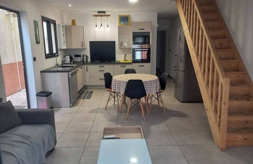 Etang Sale Les Bains House | Comfortable house in a quiet area close to the sea and amenities in a seaside resort.