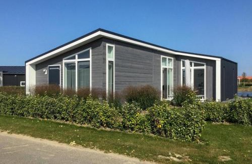 Wemeldinge House | Comfortabel en modern ingericht huis met uitzicht op het meer 28