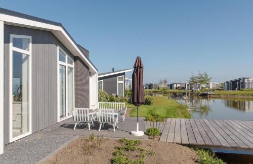 Wemeldinge House | Comfortabel en modern ingericht huis met uitzicht op het meer 28