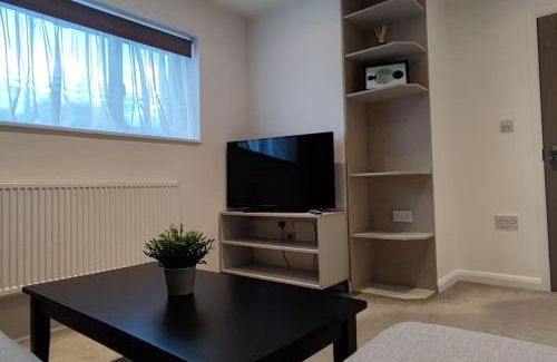 Borehamwood Apartment | Comfortable 1 Bed flat with Air Con