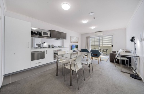 Greenway Apartment | Comfortable 1-Bed in Convenient Lakeside Location