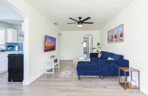 Clearwater Apartment | Comfortable 2/1 Coastal Condo Close to Beach