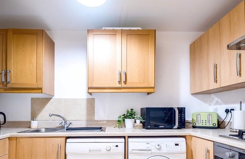 Solihull Apartment | Comfortable 2 bedroom flat with gated parking