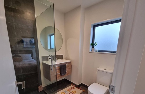 Saint Albans House | Comfortable 2 bedroom townhouse close to the CBD