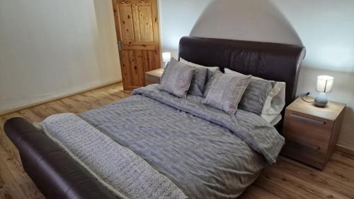 Heath House | Comfortable 2 bedroom house with free parking and great transport links