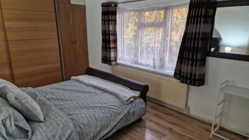 Heath House | Comfortable 2 bedroom house with free parking and great transport links
