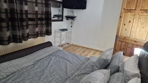 Heath House | Comfortable 2 bedroom house with free parking and great transport links