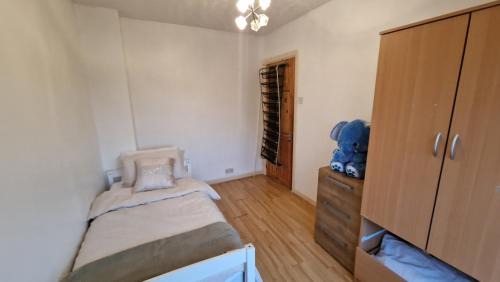 Heath House | Comfortable 2 bedroom house with free parking and great transport links